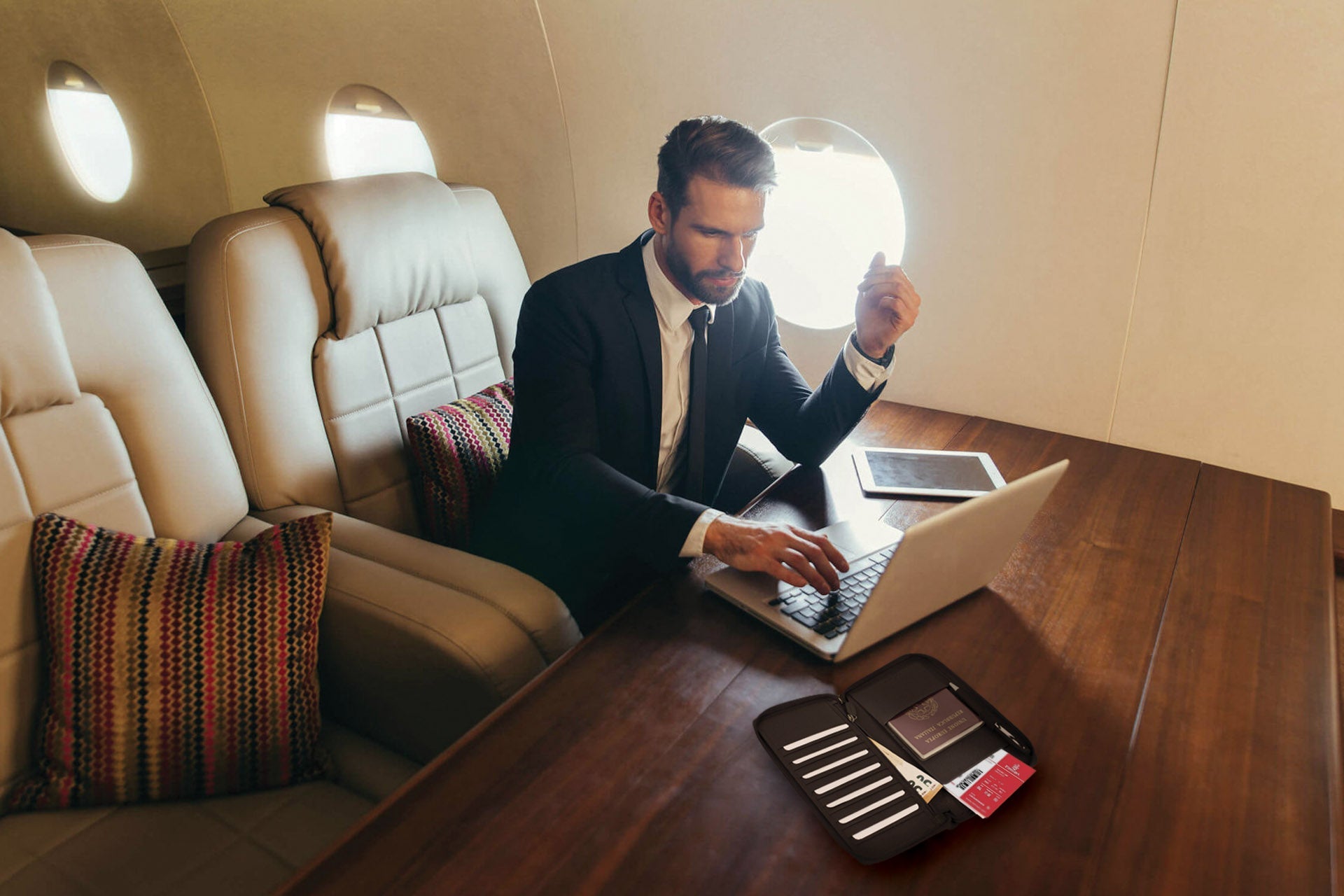 K0005AB | Portadocumenti da Viaggio in Vera Pelle pieno fiore, grana dollaro - Colore Nero - Dimensioni: cm 12,5 x 22 x 2 - Confezione: Sacchetto Tnt