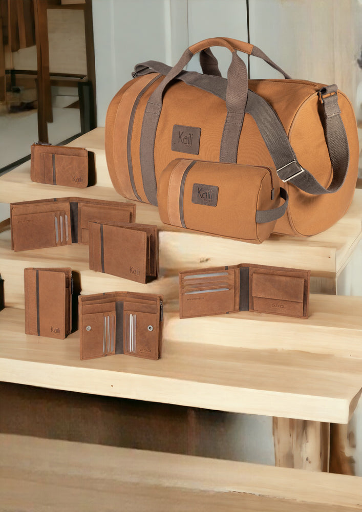 K12234UB | Women's wallet in genuine full-grain leather, Naked. Leather color. RFID protection. Size when closed: 9.5 x 14 x 3 cm. Packaging: gift box bottom/cover